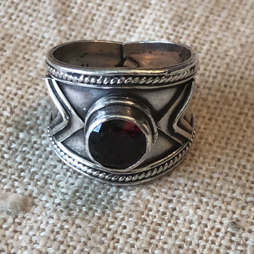 Vintage Balinese Sterling Silver and Garnet ring size 6.5 - Picture 5 of 9